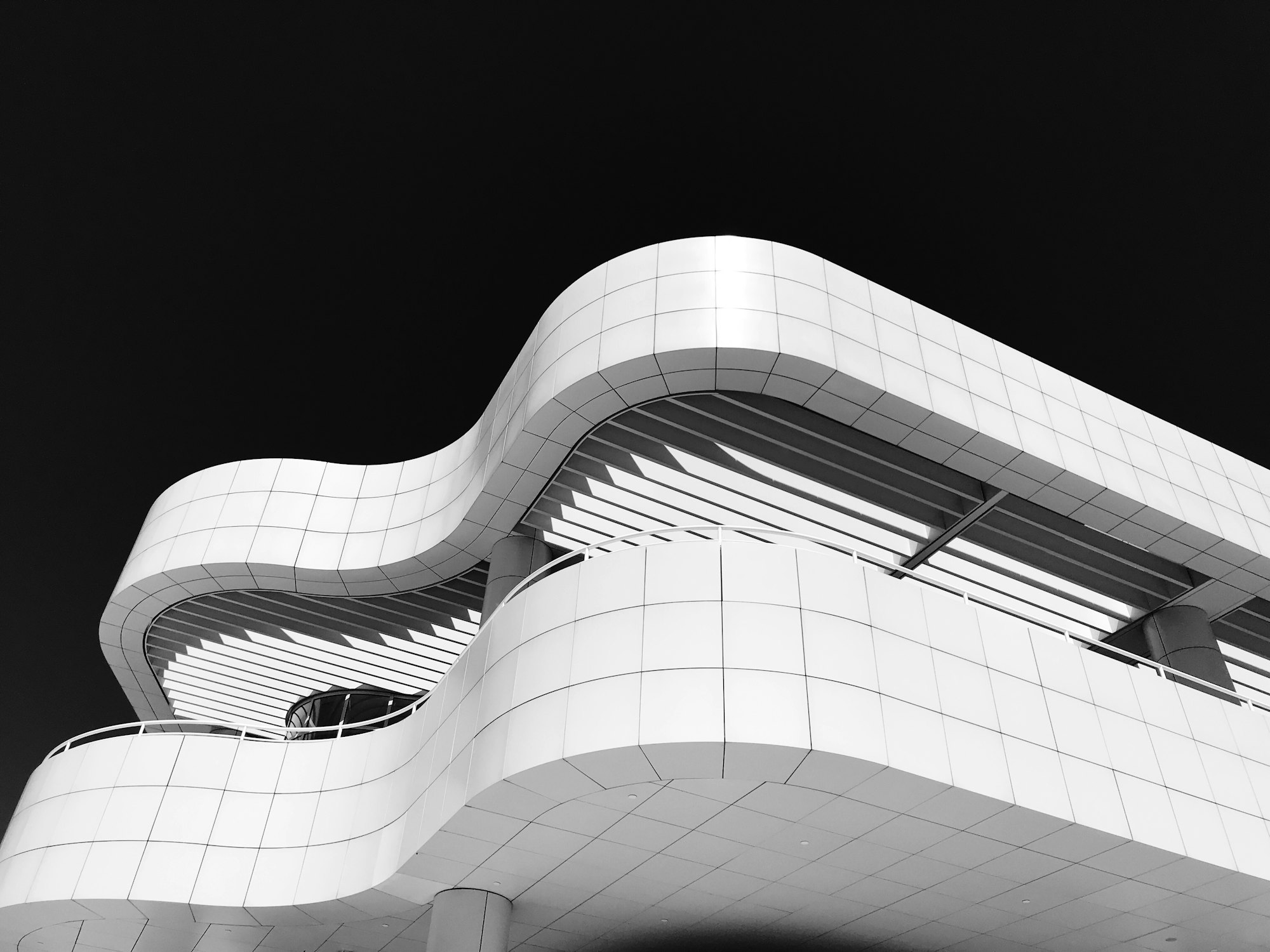 Edificio blanco de líneas curvas, imagen referencial