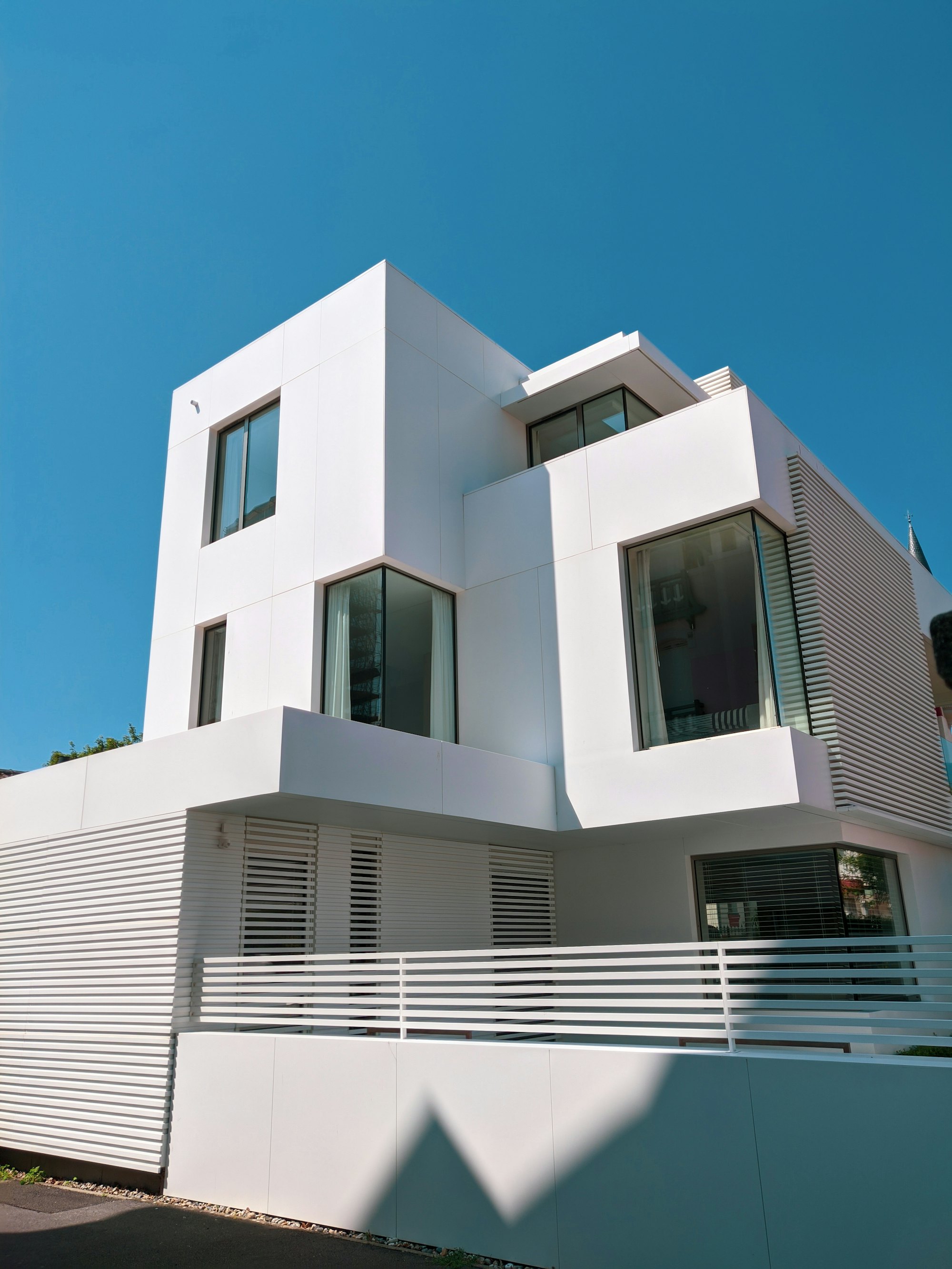 Edificio blanco de varios niveles, imagen referencial